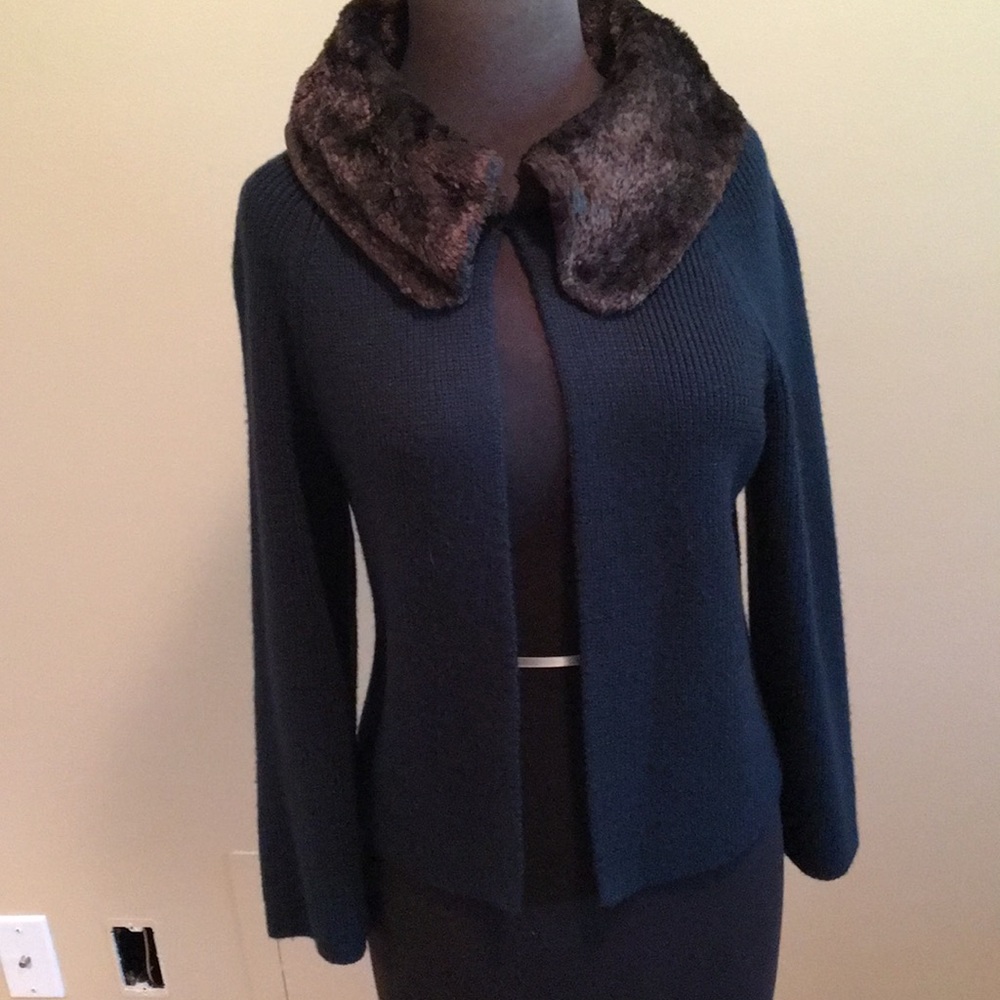 Nine West black sweater with “fur” collar. M